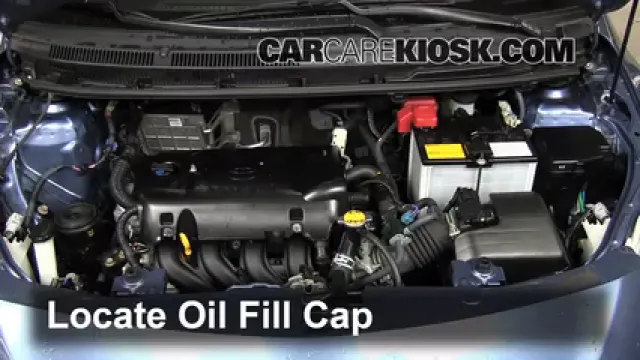 2011 Toyota Yaris 1.5L 4 Cyl. Sedan Aceite Agregar aceite